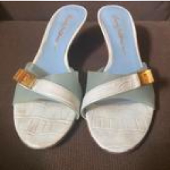 Beautiful mint green and white kitten heels #kittenheels
Size 6-7 - Picture 5 of 5